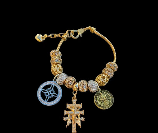 Gold plated triple protección bracelet, Nudo de Bruja, Cruz de caravaca, San Benito